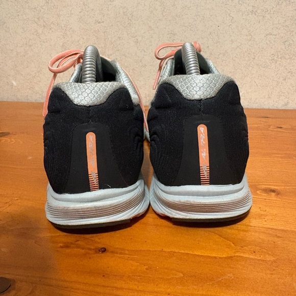 Altra Torin 5 Green Running Shoes with Coral Accents Women’s size 9 - Picture 4 of 10